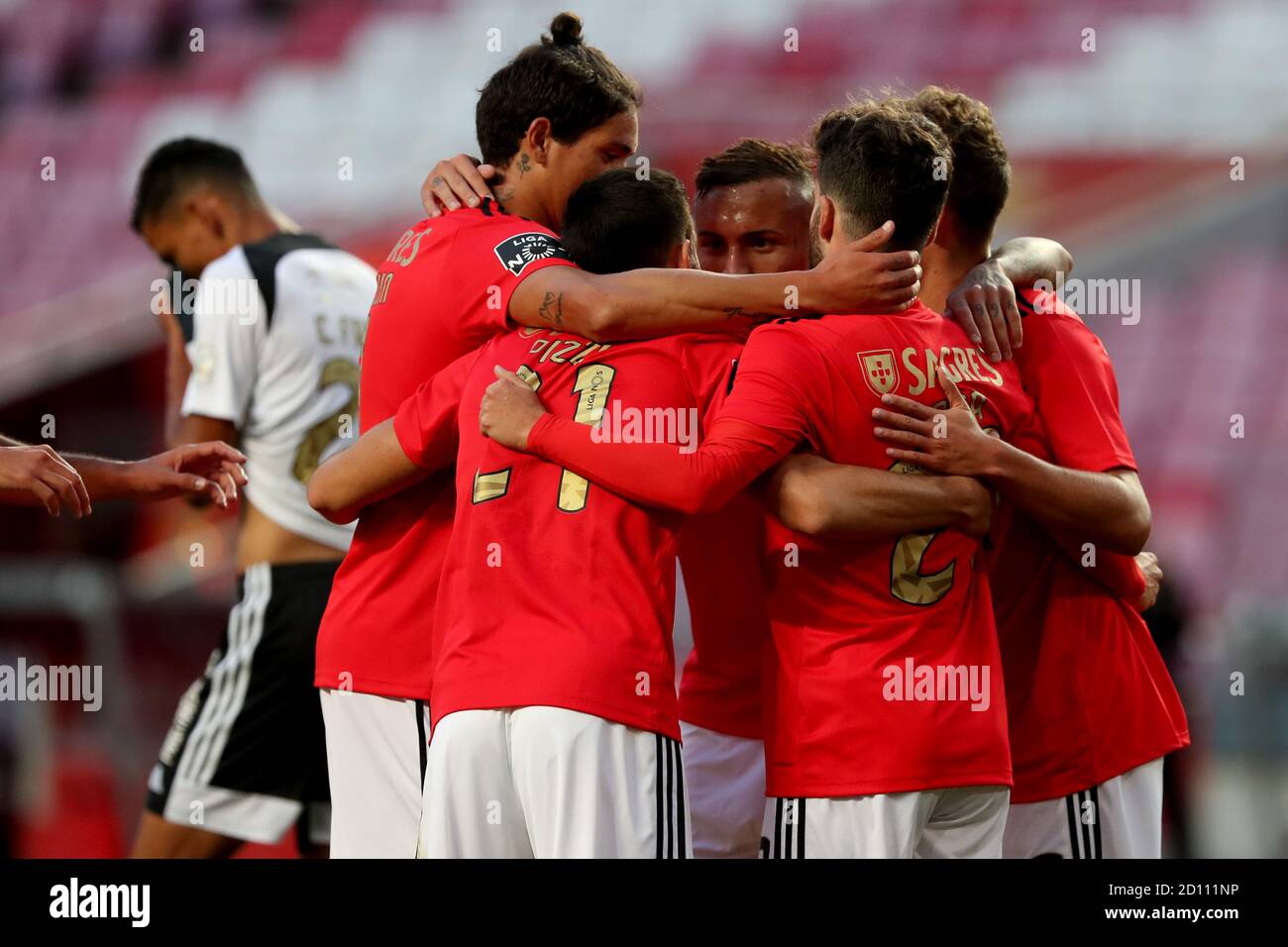 Lisbonne, Portugal. 4 octobre 2020. Pizzi de SL Benfica fête avec ses coéquipiers après avoir obtenu son score lors du match de football de la Ligue portugaise entre SL Benfica et SC Farense au stade Luz à Lisbonne, Portugal, le 4 octobre 2020. Crédit : Pedro Fiuza/ZUMA Wire/Alay Live News Banque D'Images