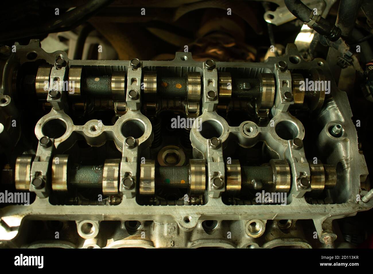 moteur de voiture ouvert en réparation dans un centre de service automobile  Photo Stock - Alamy