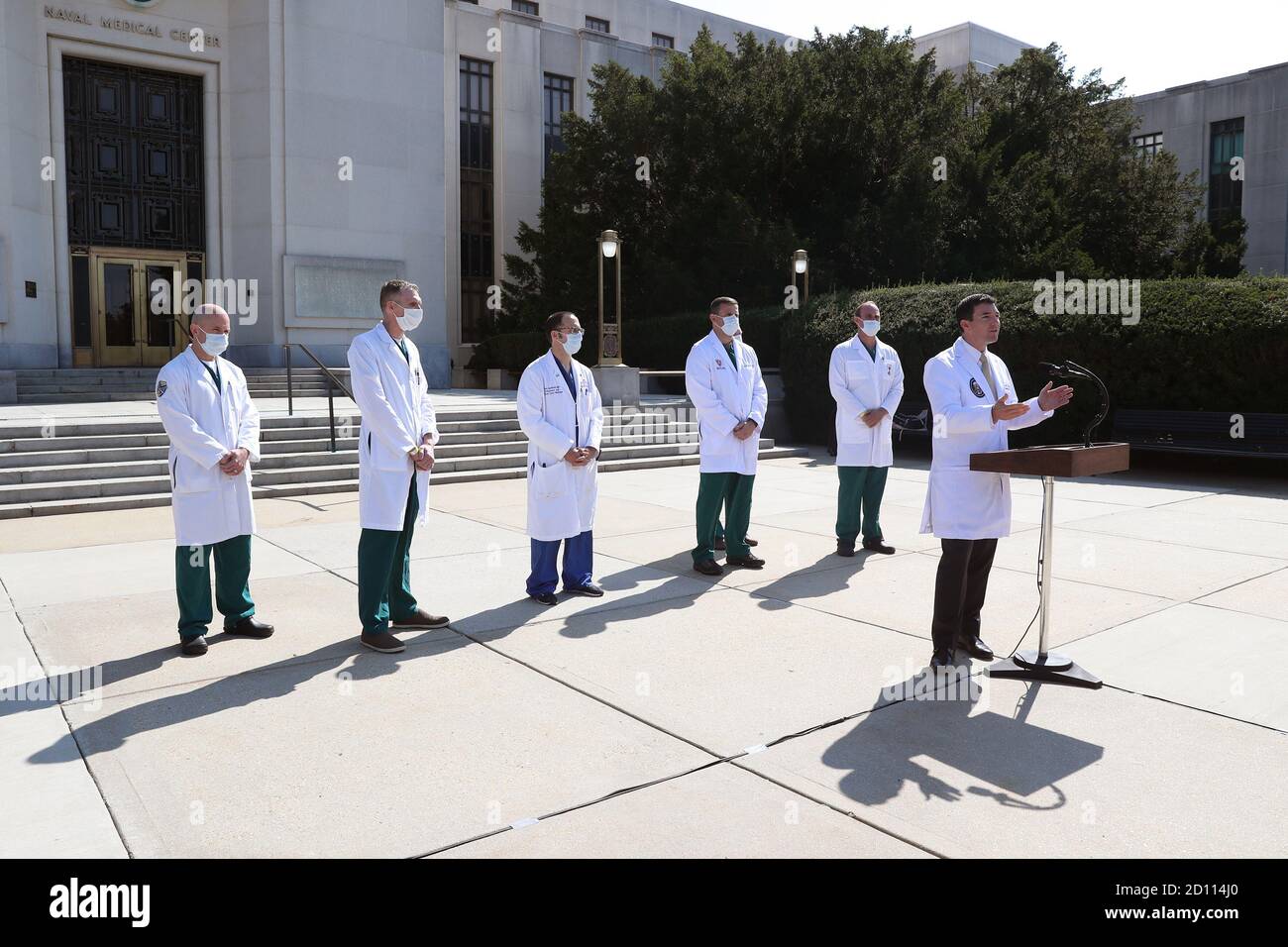 Le Commandant Sean Conley (R), médecin du Président, fait le point sur la condition du Président américain Donald J. Trump au Walter Reed National Military Medical Center, où Trump reçoit un traitement après avoir été testé positif pour Covid, à Bethesda, Maryland, États-Unis, le 04 octobre 2020. Crédit: Michael Reynolds/Pool via CNP /MediaPunch Banque D'Images