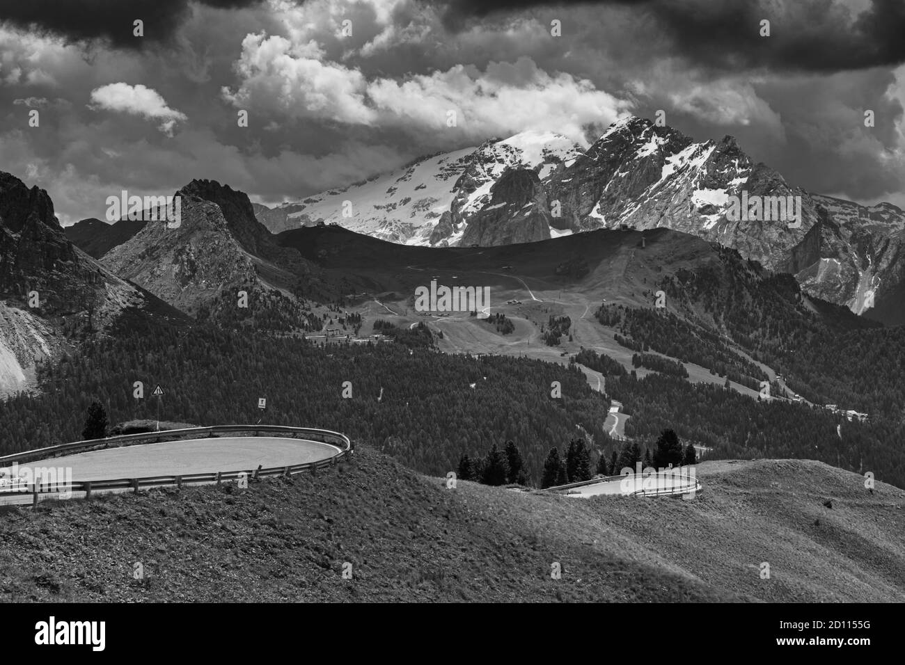 Paysage de montagne en été le long de la route vers le col de Sella, Dolomites, province de trente, Trentin-Haut-Adige, Italie. Noir et blanc Banque D'Images