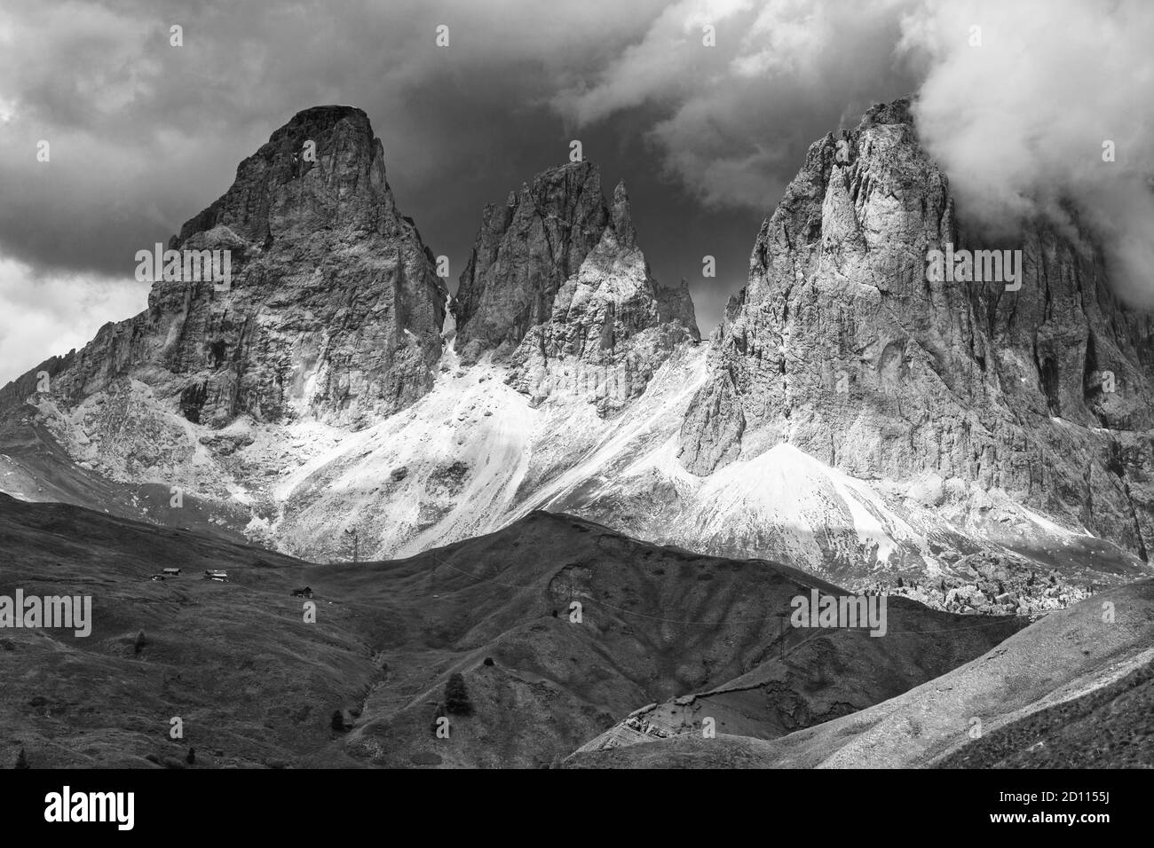 Paysage de montagne en été le long de la route vers le col de Sella, Dolomites, province de trente, Trentin-Haut-Adige, Italie. Noir et blanc Banque D'Images