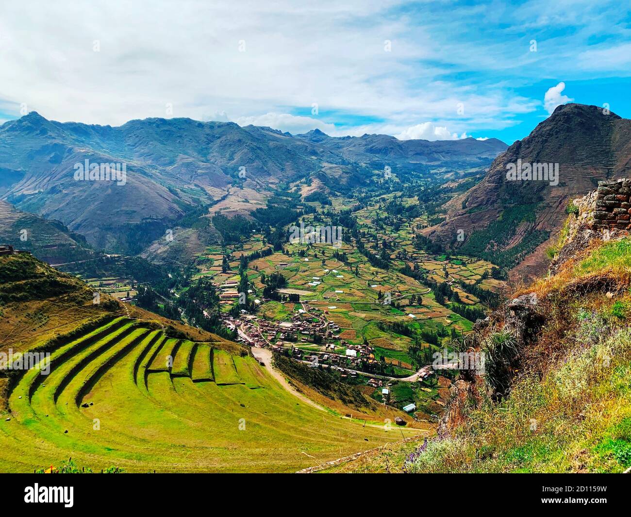 Terrasses vertes Andenes dans la Vallée Sacrée des Incas au Pérou.magnifique paysage naturel. Vue sur les Andes. Été péruvien dans la vallée Urubamba. Banque D'Images