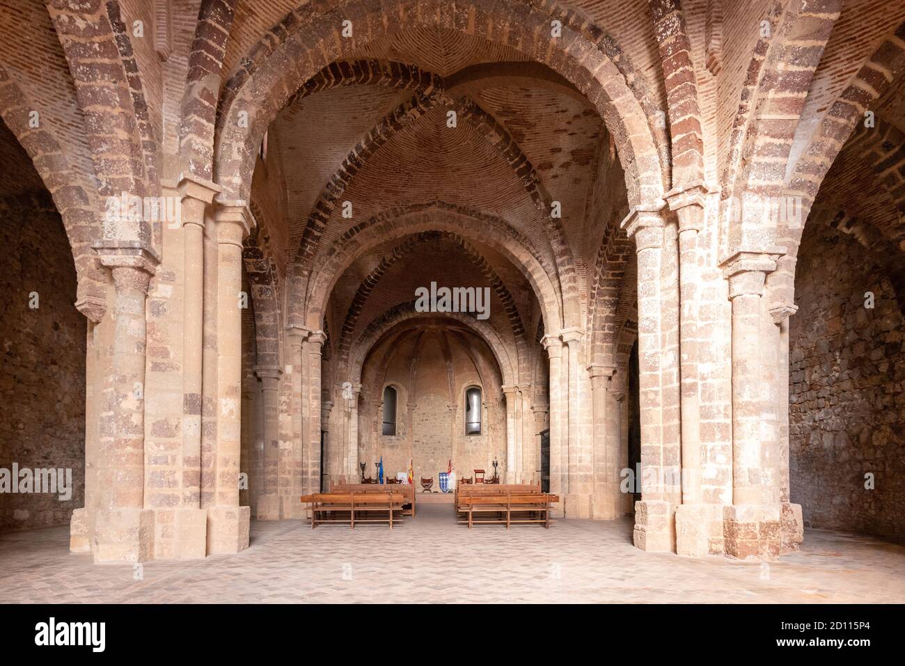 Très vieille église avec trois larges nefs couvertes de brique voûtes et trois absides avec arches pointues Banque D'Images