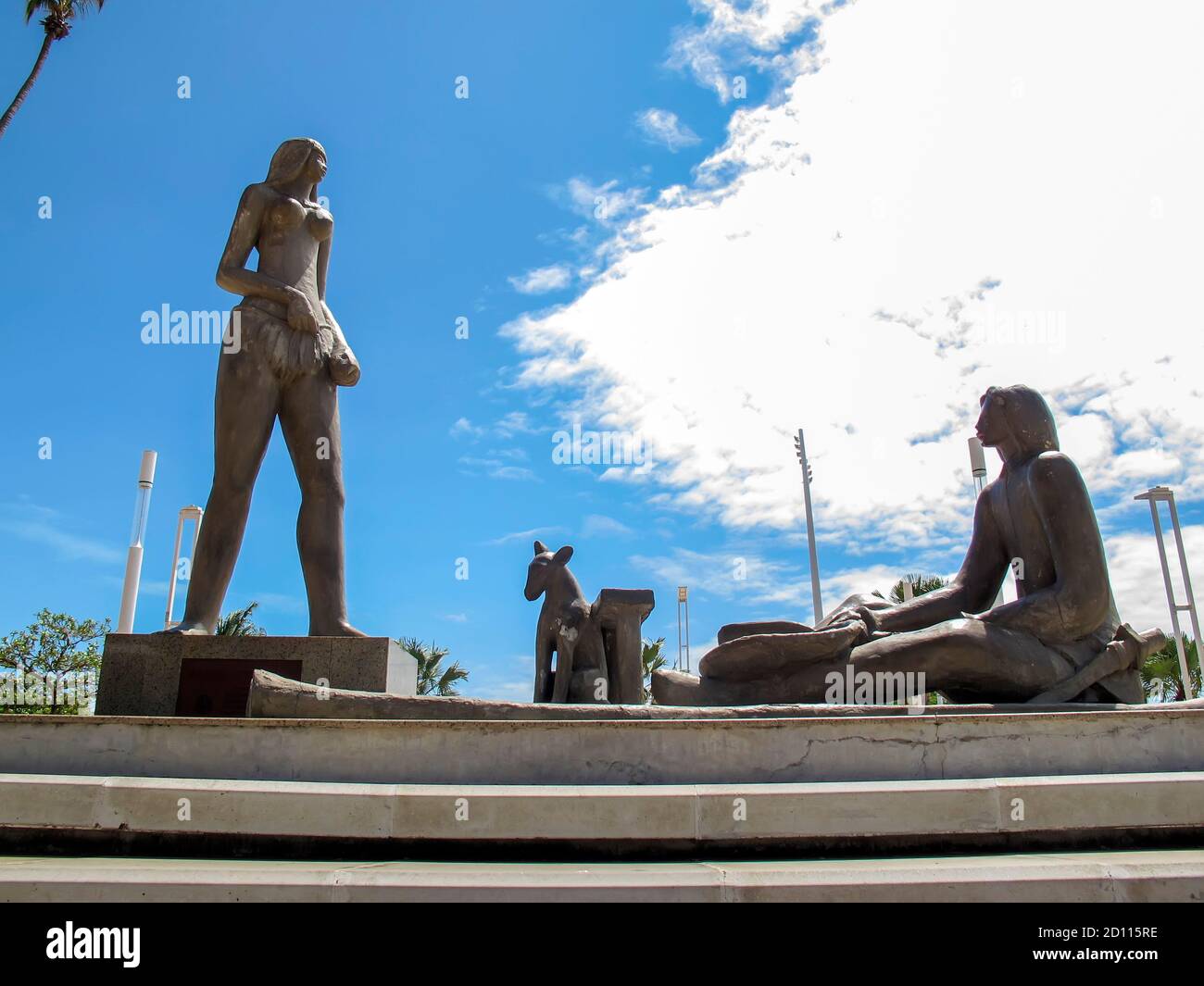Statue symbolisant Iracema do Mucuripe avec Martin, Jaci et Moacir dans une place dans la ville de Fortaleza, Ceara, nord-est du Brésil. Banque D'Images