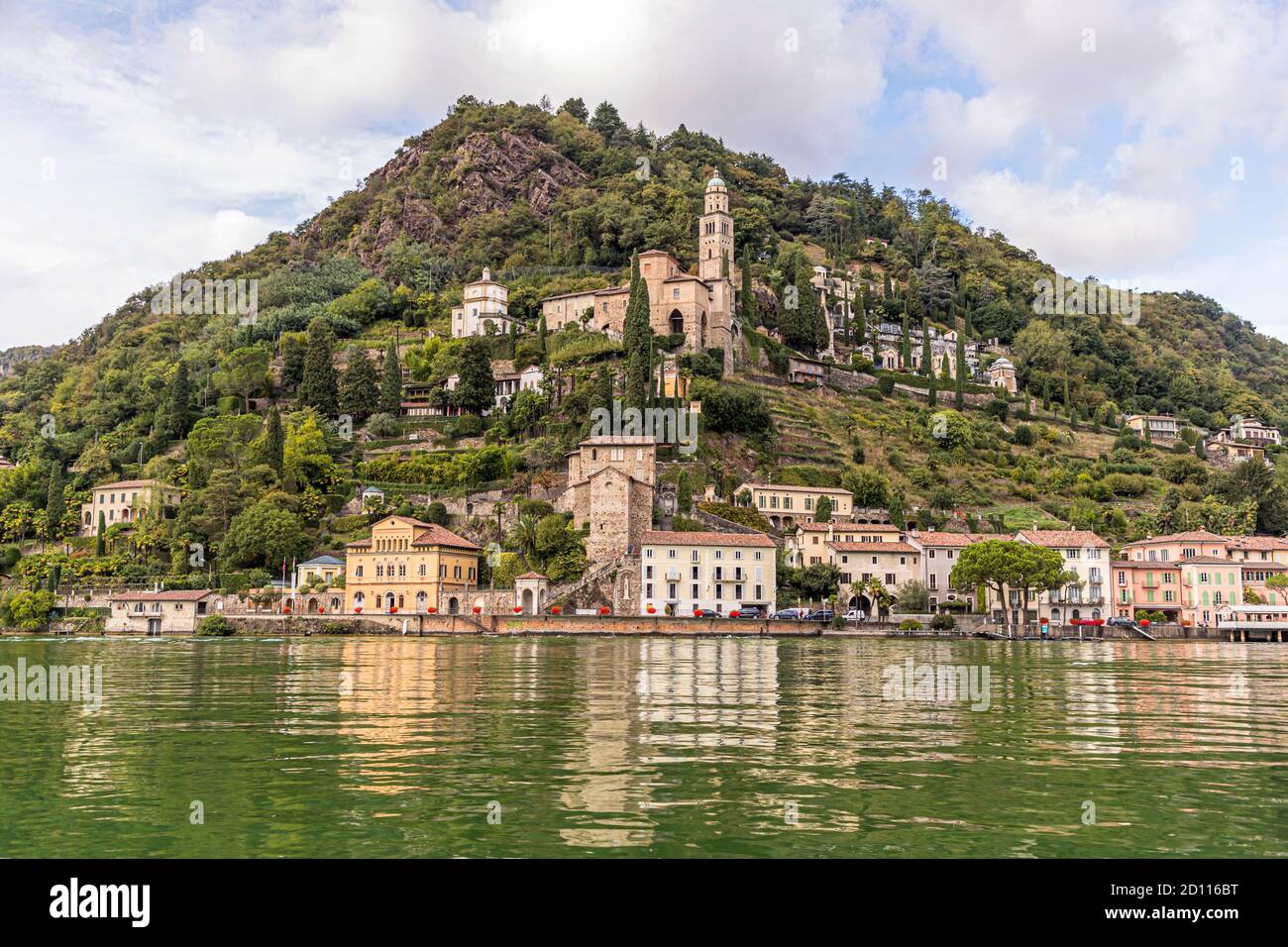Visite culinaire sur le lac de Lugano au Tessin, Circolo di Carona, Suisse.Vue de l'eau: L'église de Santa Maria del Sasso de Morcote, avec la vieille ville historique ci-dessous.De nombreux petits restaurants bordent la promenade du front de mer Banque D'Images