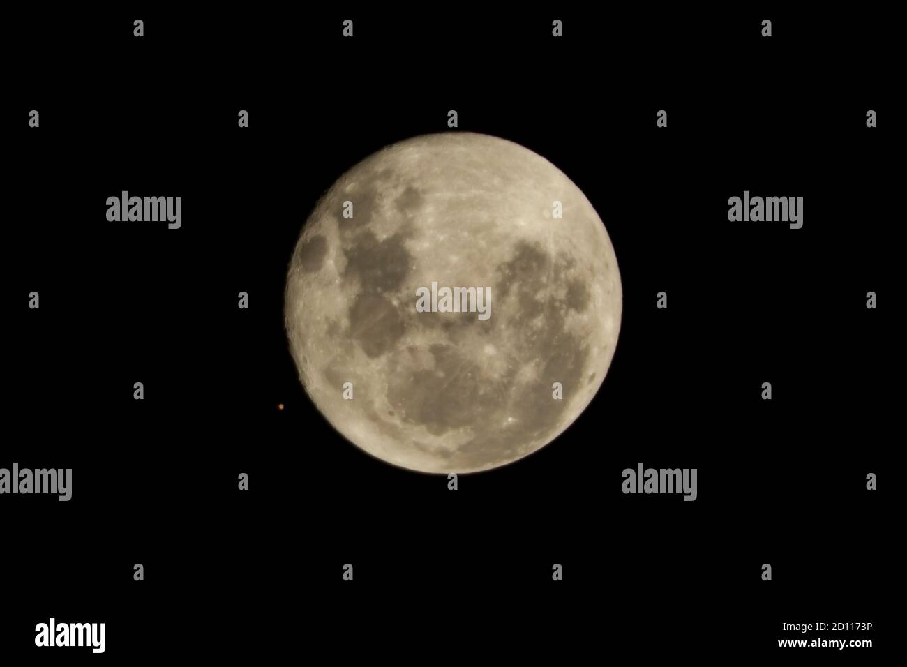Conjonction de la lune et de Mars presque occultation Banque D'Images