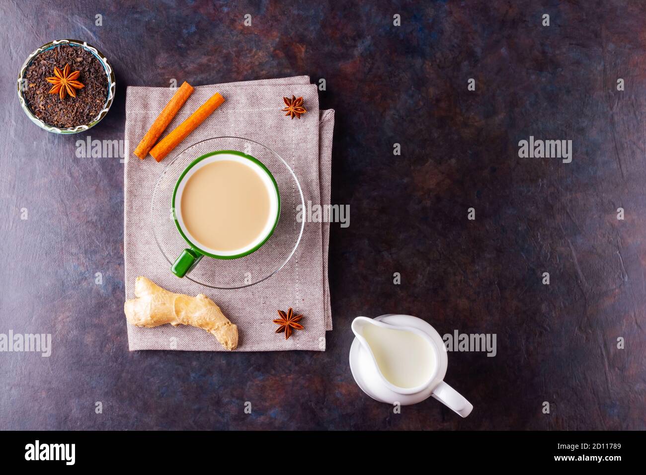 Thé Chai de masala. Boisson traditionnelle indienne - thé masala à la cannelle, anis et gingembre. Tasse en céramique d'épices thé sur serviette en lin Banque D'Images