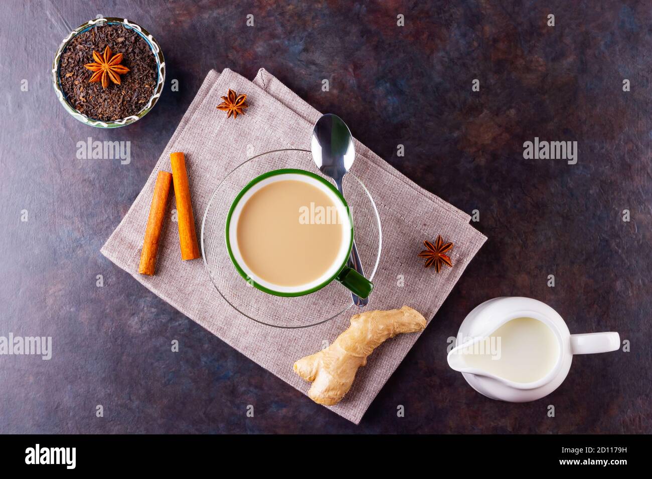 Thé Chai de masala. Boisson traditionnelle indienne - thé masala à la cannelle, anis et gingembre. Tasse en céramique d'épices thé sur serviette en lin Banque D'Images
