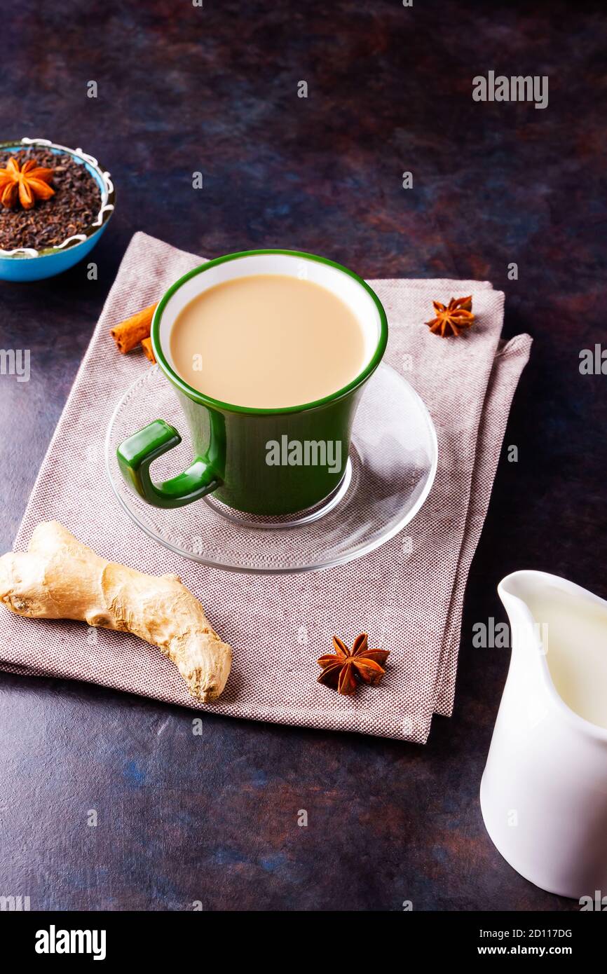 Thé Chai de masala. Boisson traditionnelle indienne - thé masala à la cannelle, anis et gingembre. Tasse en céramique d'épices thé sur serviette en lin Banque D'Images