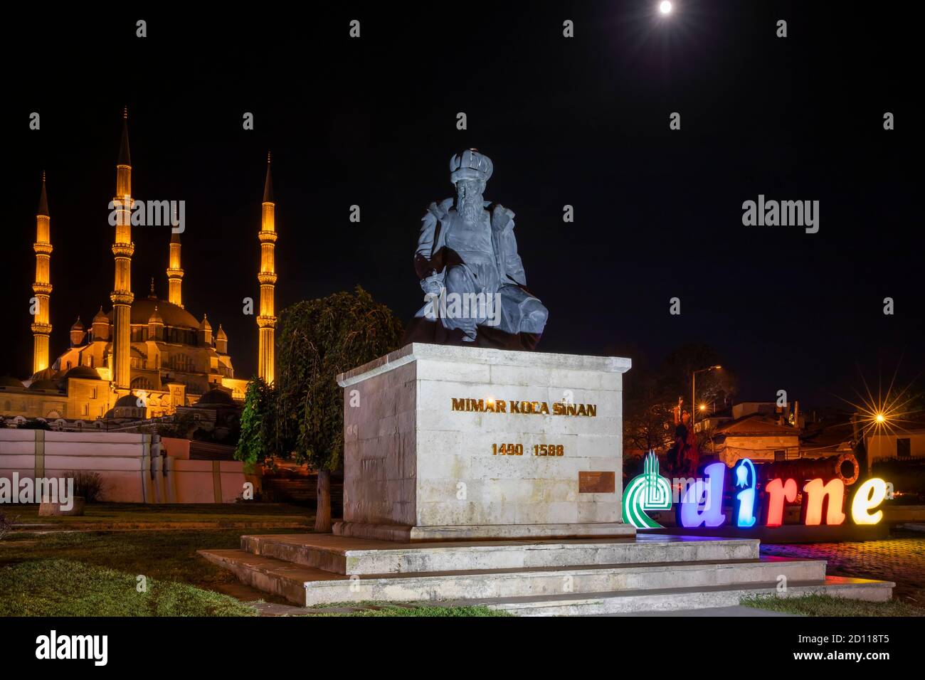 La mosquée Selimiye est une mosquée impériale ottomane, située dans la ville d'Edirne. Vue générale depuis la mosquée Selimiye avec monuments et statue Banque D'Images