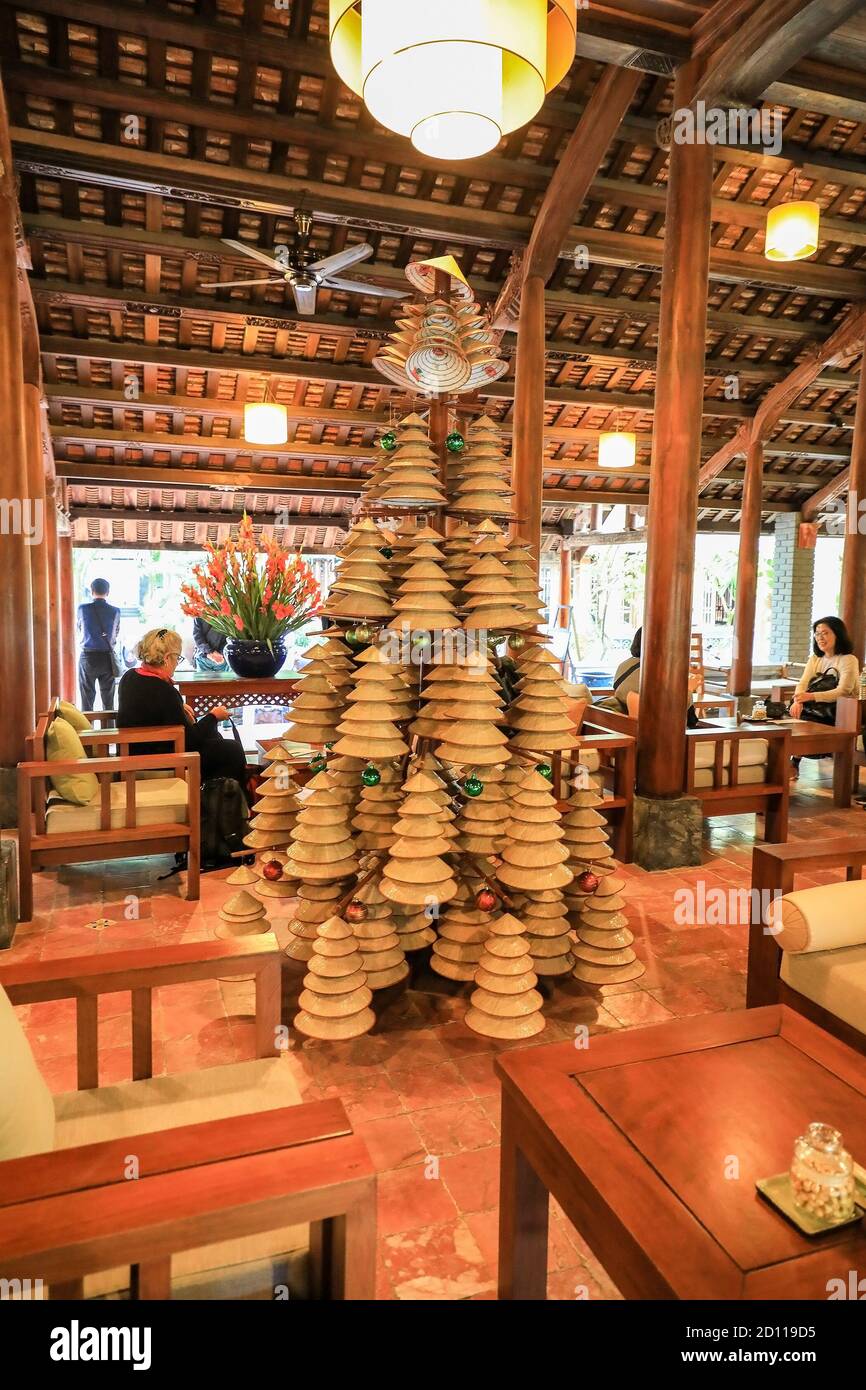 Un arbre du nouvel an fait de chapeaux de feuilles coniques vietnamiens (non la), Pilgrimage Village 5 étoiles hôtel Resort à Hue, Vietnam, Asie Banque D'Images