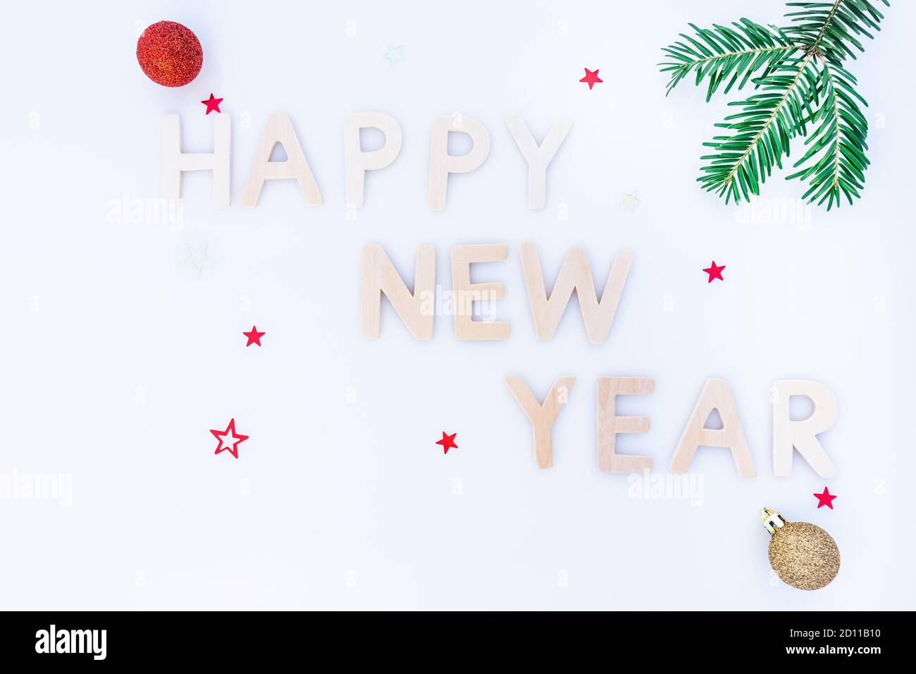 Arrière-plan de la nouvelle année. Lettres bois Bonne Année et de décorations. Banque D'Images
