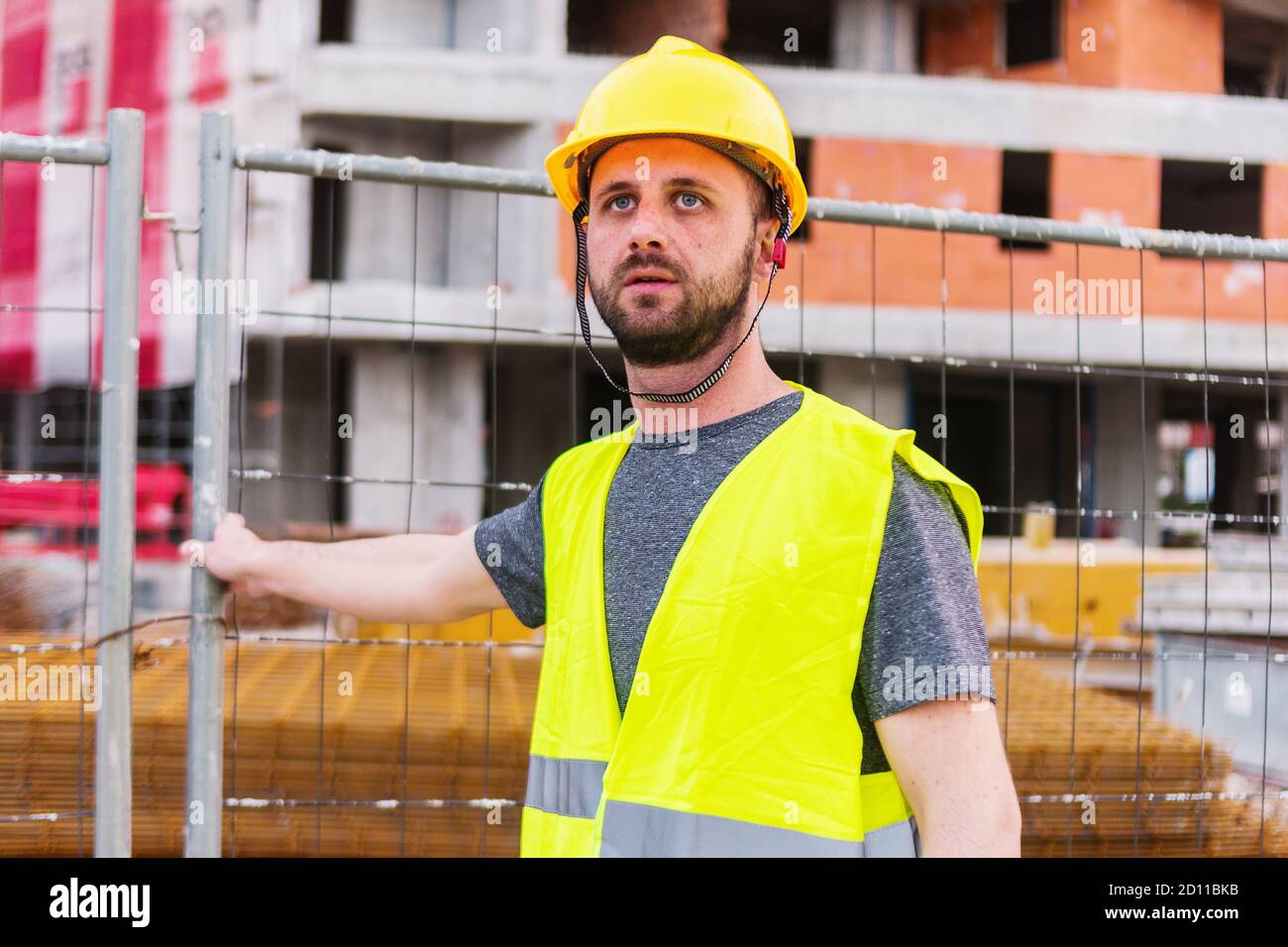 Un ingénieur qui se pose devant la construction du bâtiment, il est fonctionnement de Banque D'Images