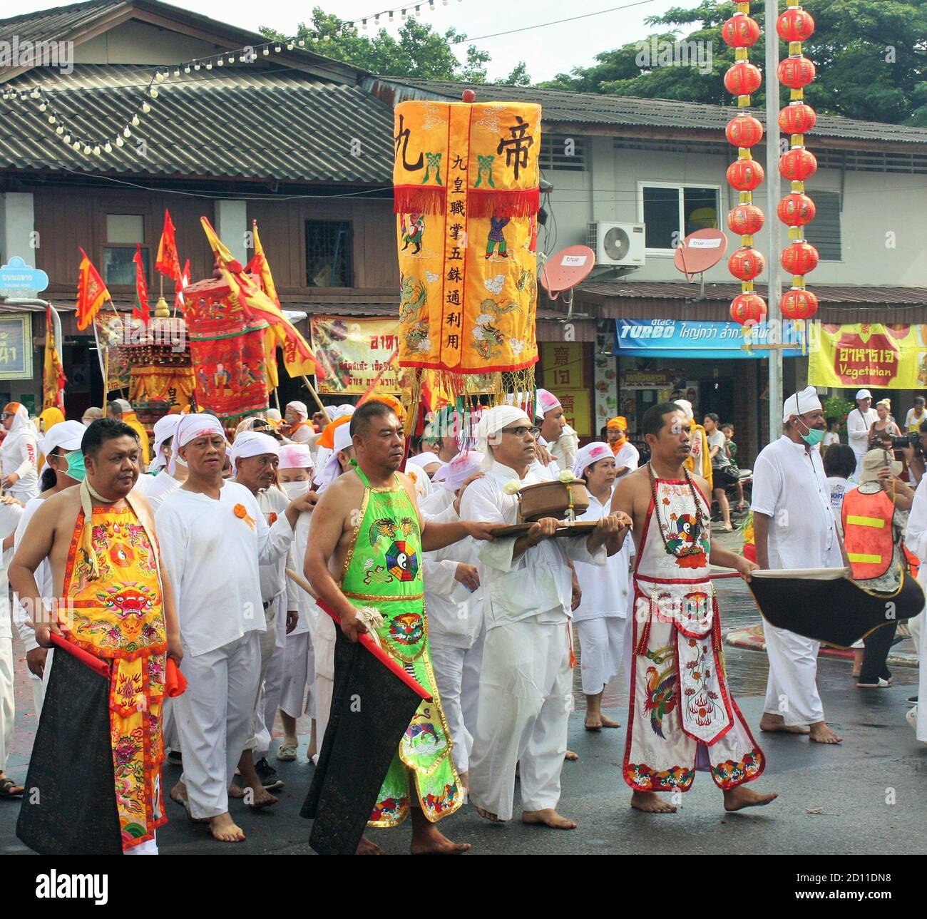 Ville de Phuket / Thaïlande - 7 octobre 2019 : Fête des neuf dieux Empereur ou défilé du Festival végétarien de Phuket, procession avec des dévotés taoïstes en traditio Banque D'Images