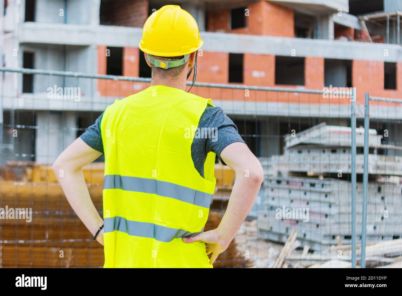 Ouvrier de construction de bâtiment engereneer regardant le bâtiment l'interprétation il travaille sur Banque D'Images