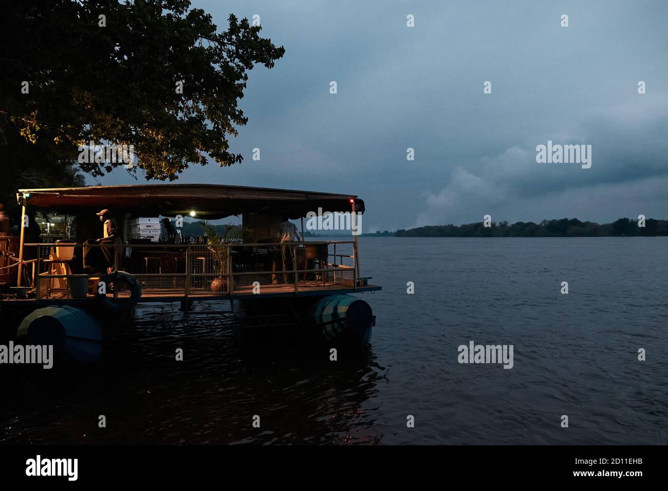 Bateau à Livingstone, dans le fleuve Zambèze, entre la Zambie et le Zimbabwe Banque D'Images