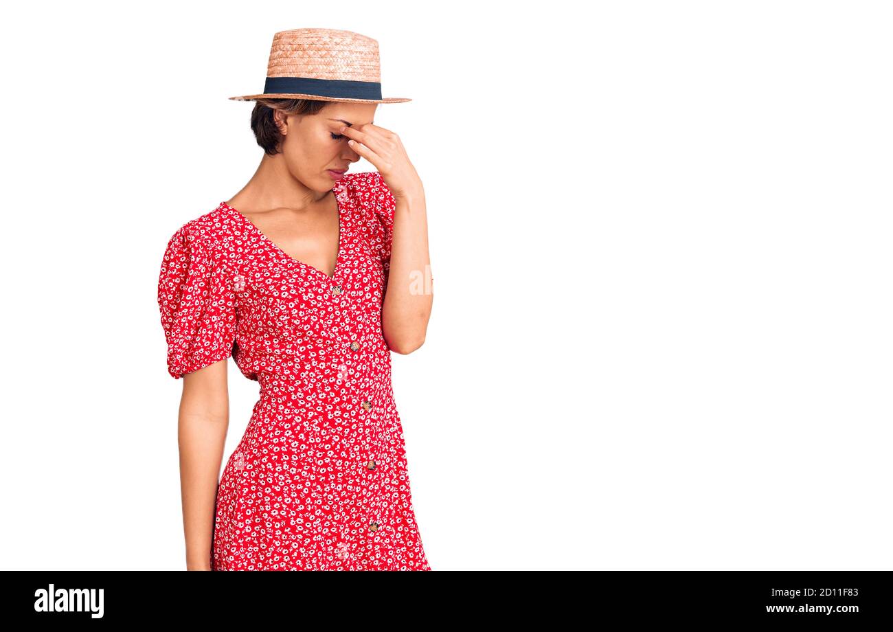 Jeune belle femme portant chapeau d'été fatigué frottant nez et yeux sensation de fatigue et de maux de tête. Concept de stress et de frustration. Banque D'Images