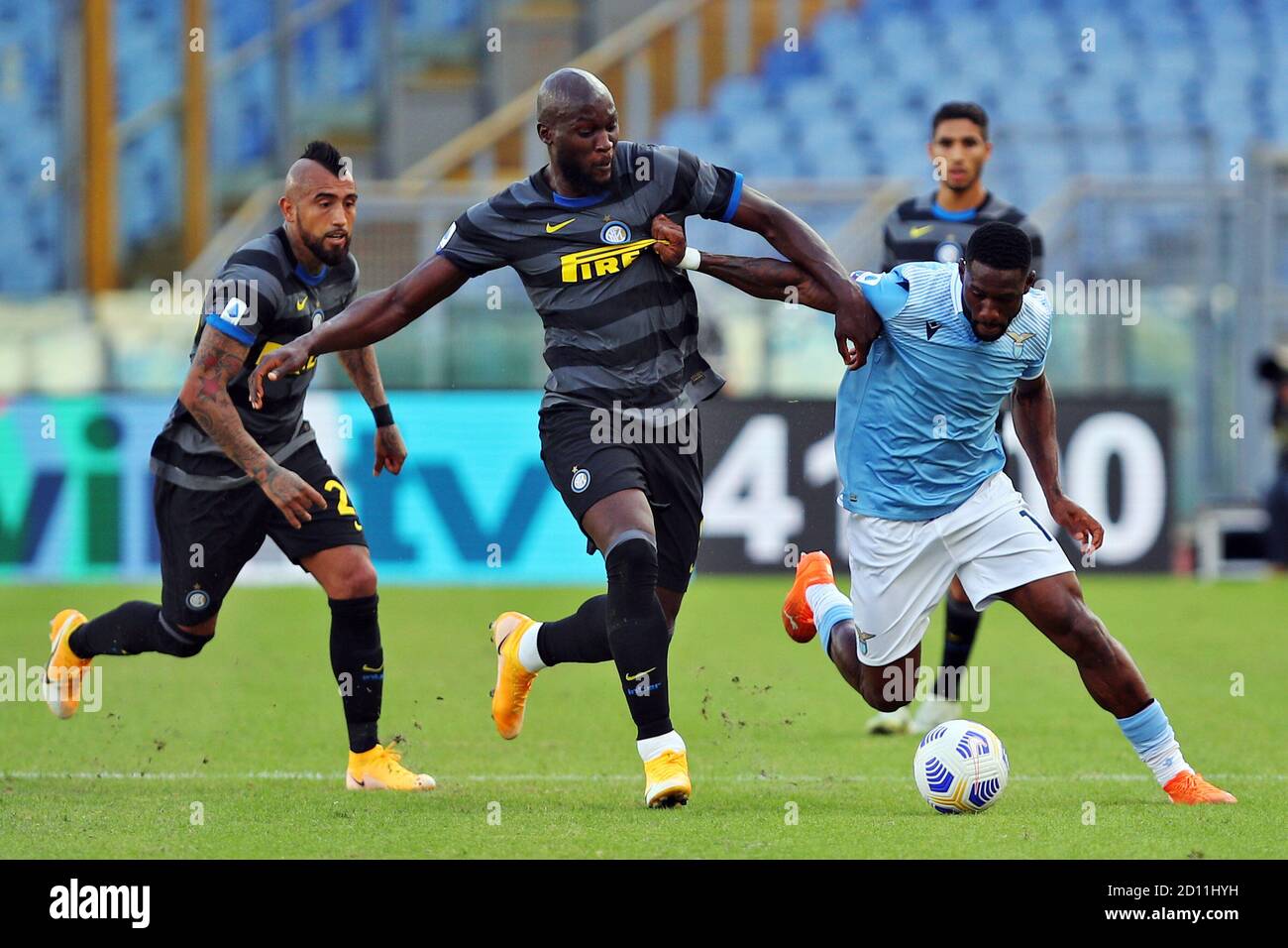 Romelu Lukaku d'Internazionale (C) vies pour la balle avec Quissanga Bastos du Latium (R) pendant le championnat italien Serie Un match de football betwee Banque D'Images