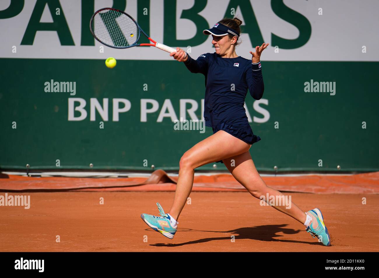 Nadia Podoroska, Argentine, en action contre Barbora Krejcikova, de la République tchèque, lors du quatrième tour au Roland Garros 2020, Grand Chelem Banque D'Images
