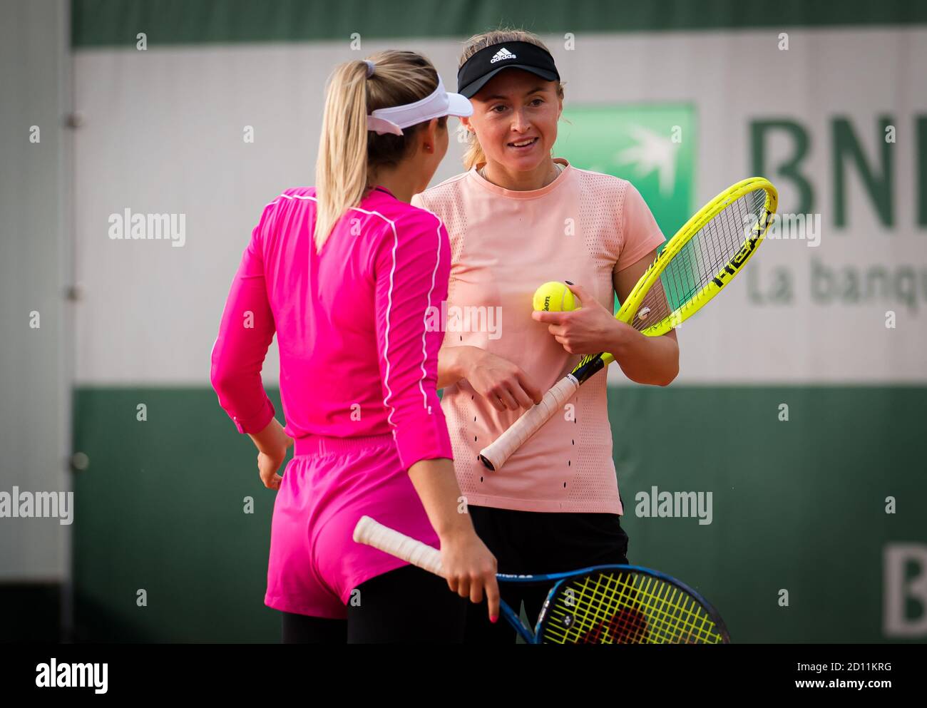 Marta Kostyuk, de l'Ukraine, et Aliaksandra Sasnovich, de Biélorussie, jouant en double au Roland Garros 2020, tournoi de tennis Grand Chelem, le mois d'octobre Banque D'Images
