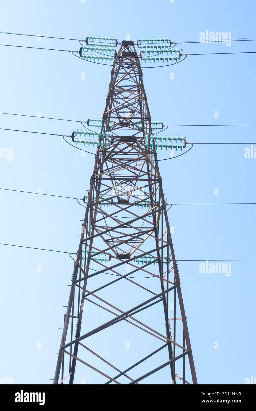 Pylône d'énergie de la tour de transmission électrique haute tension. Diminue la perspective Banque D'Images