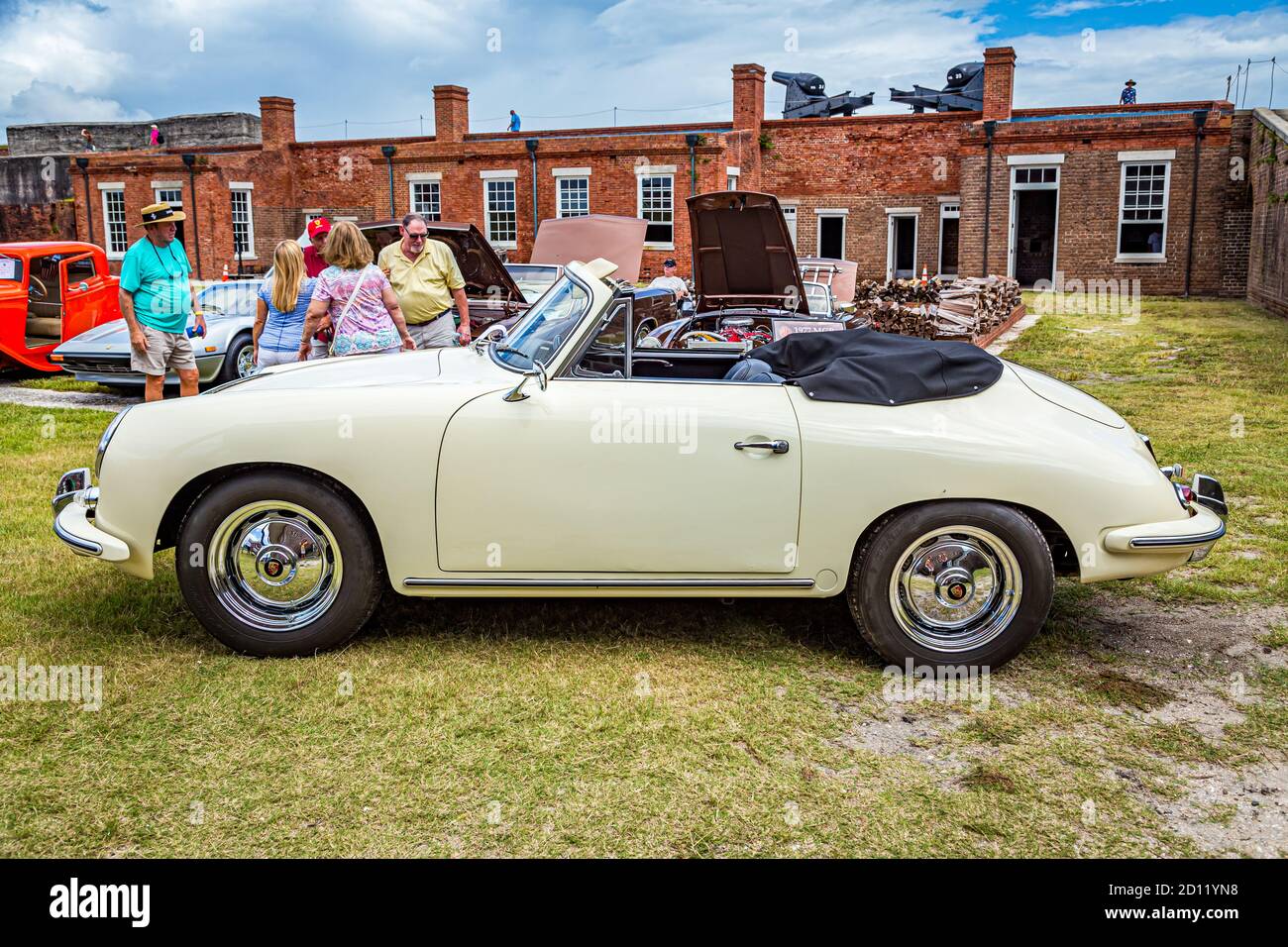 Fernandina Beach, FL / USA - 22 septembre 2018: 1960 Porsche 356B Cabriolet lors d'un salon de voiture à fort Clinch à Fernandina Beach, Floride près de jackvi Banque D'Images