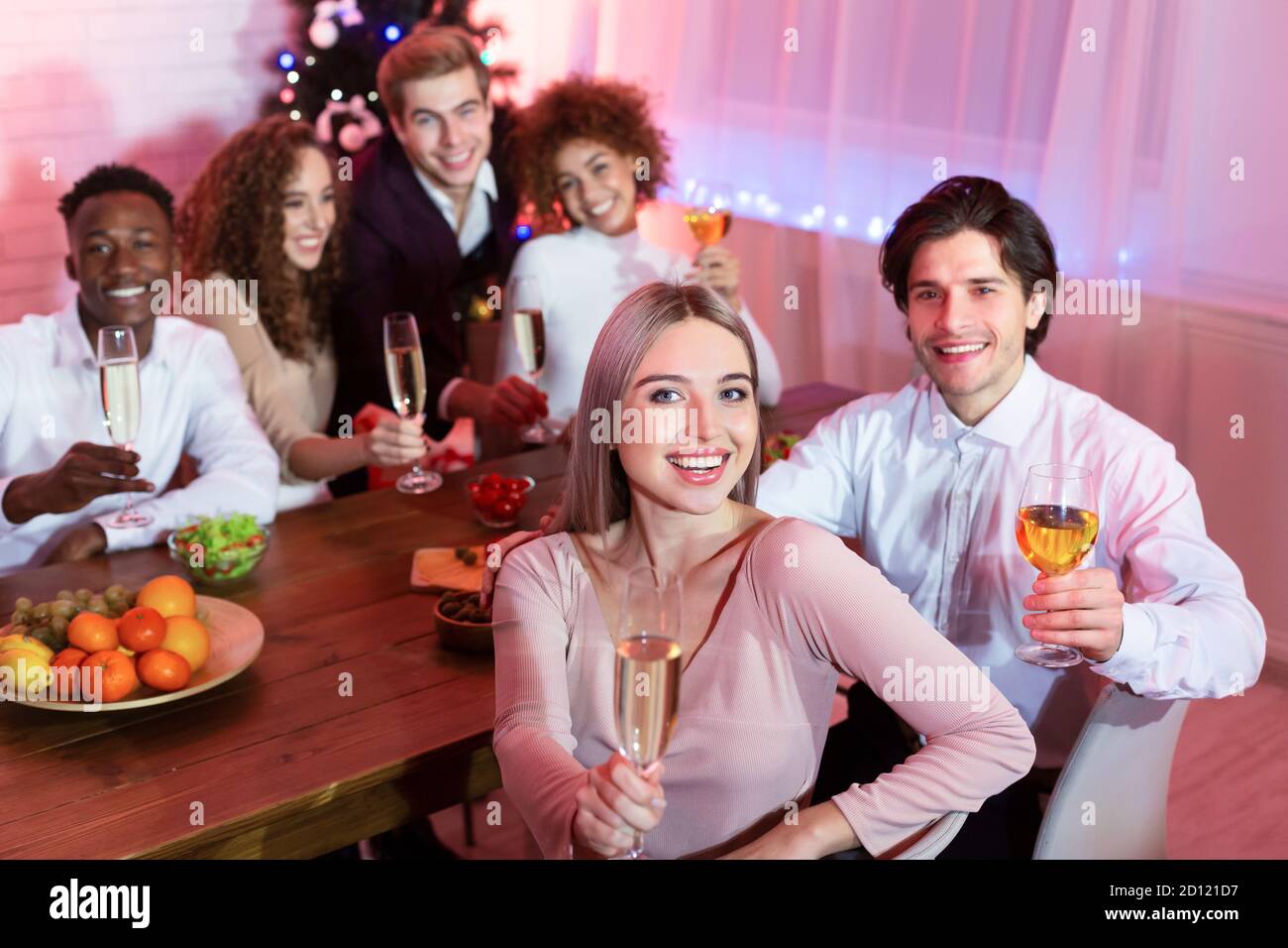 Les jeunes ont un dîner de Noël avec des verres célébrant à la maison Banque D'Images