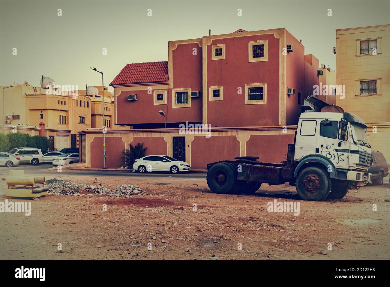 Un camion et un canapé dans un terrain vacant Banque D'Images