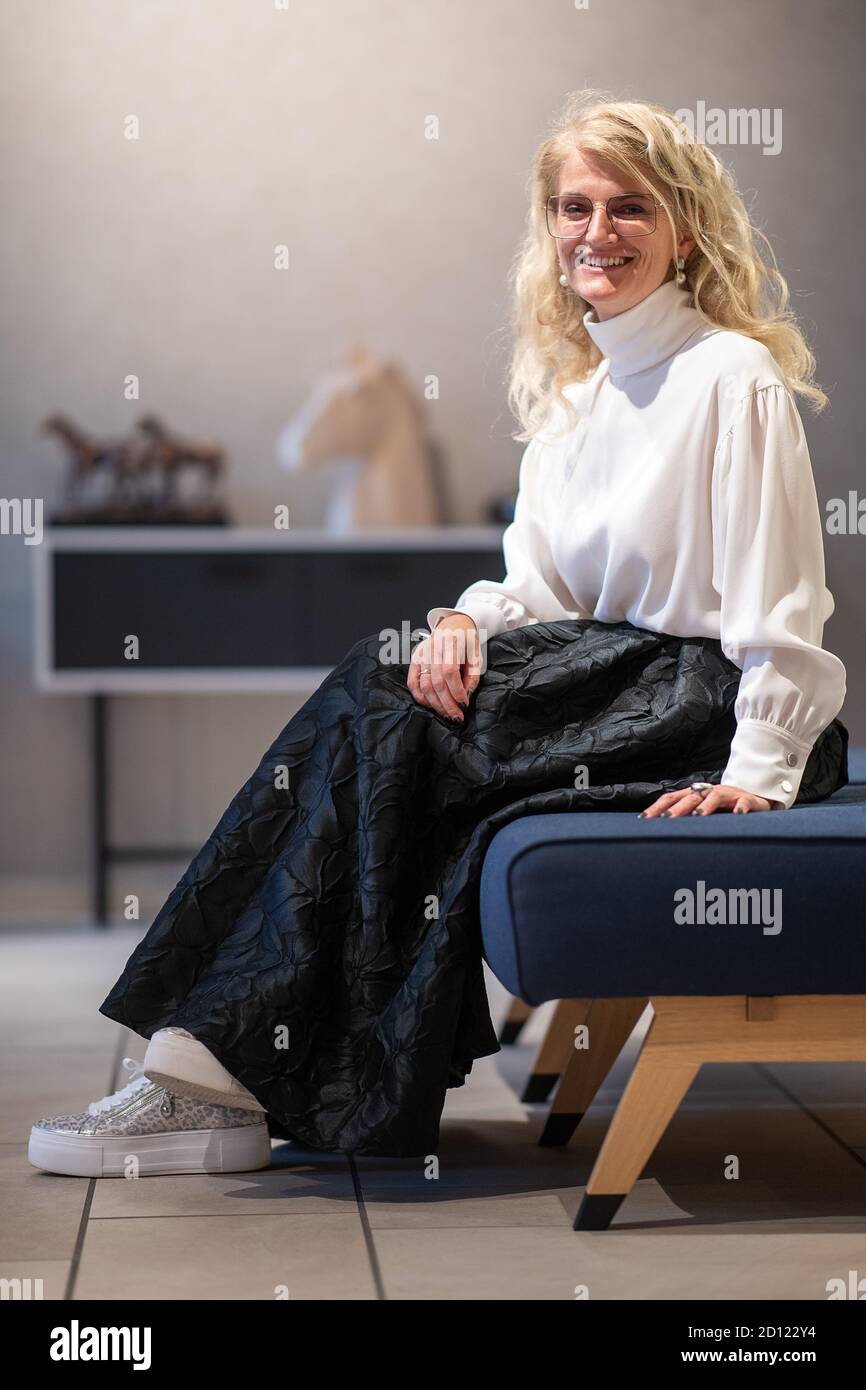 01 octobre 2020, Baden-Wuerttemberg, Schwäbisch Hall: Sandra Lutz, équestrice, est assise dans le crématorium 'Treu & Dank' pour les animaux de compagnie et les chevaux. (À dpa: «digne adieu dans le crématorium de cheval comme une alternative au knocker») photo: Sebastian Gollnow/dpa Banque D'Images