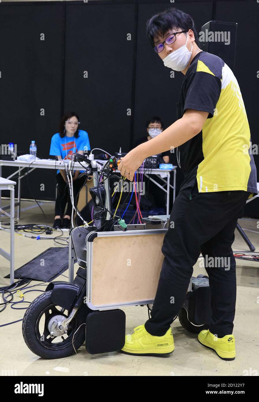 Tokyo, Japon. 3 octobre 2020. Takamitsu Ikoma, designer de Groove X, présente un prototype de moto électrique pliable Tatamerubaiku lors d'un événement annuel de bricolage organisé par les créateurs de Tokyo 2020 à Tokyo le samedi 3 octobre 2020. La moto électrique de la taille du coffre peut faire une croisière maximale de 70 km. Credit: Yoshio Tsunoda/AFLO/Alay Live News Banque D'Images