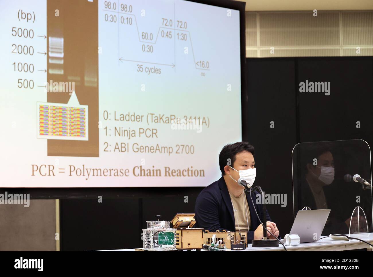 Tokyo, Japon. 3 octobre 2020. Shingo Hisakawa, président de l'entreprise japonaise Toriningen, présente un thermocycleur à la main pour la PCR afin de détecter le nouveau coronavirus « Ninja PCR » lors d'un événement annuel de bricolage organisé par Faire à Tokyo le samedi 3 octobre 2020. Hisakawa et ses membres du groupe dans le monde ont développé des détecteurs open source pour COVID-19 moins de 500 dollars US. Credit: Yoshio Tsunoda/AFLO/Alay Live News Banque D'Images