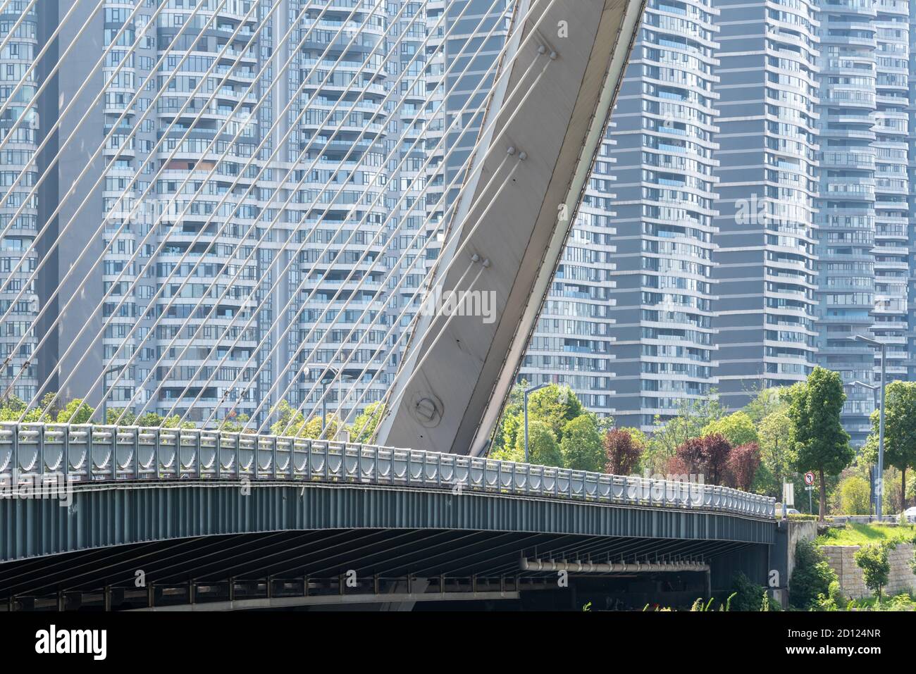 Chengdu, province du Sichuan, Chine - 2 juillet 2020 : le pont HongXinglu KuaJinJiangQiao a également appelé pont papillon contre les gratte-ciels en plein jour Banque D'Images