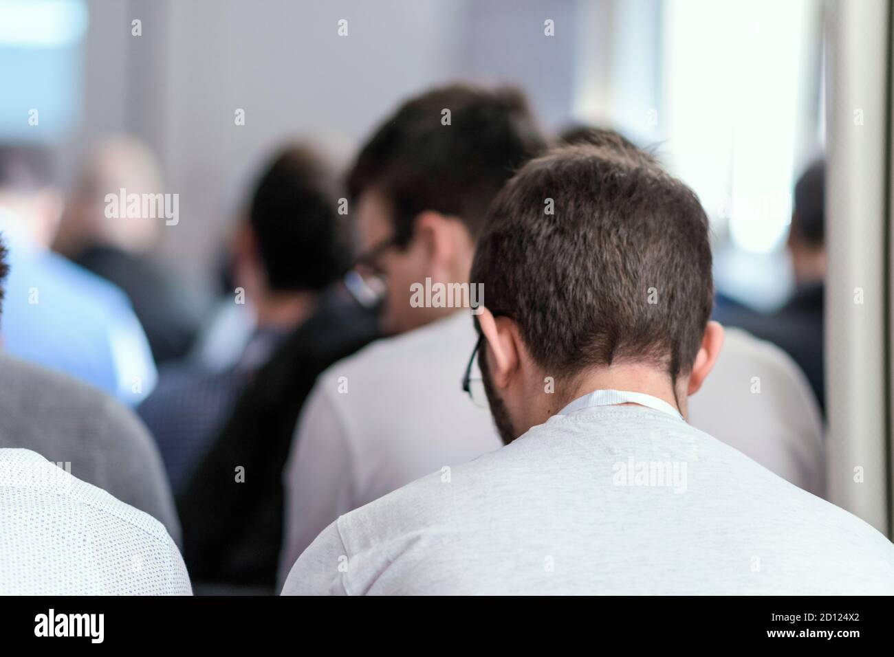 Des jeunes et des personnes réussies lors d'un séminaire d'entreprise et de données à l'écoute de la présentation. Concept d'entreprise et de réussite. Banque D'Images