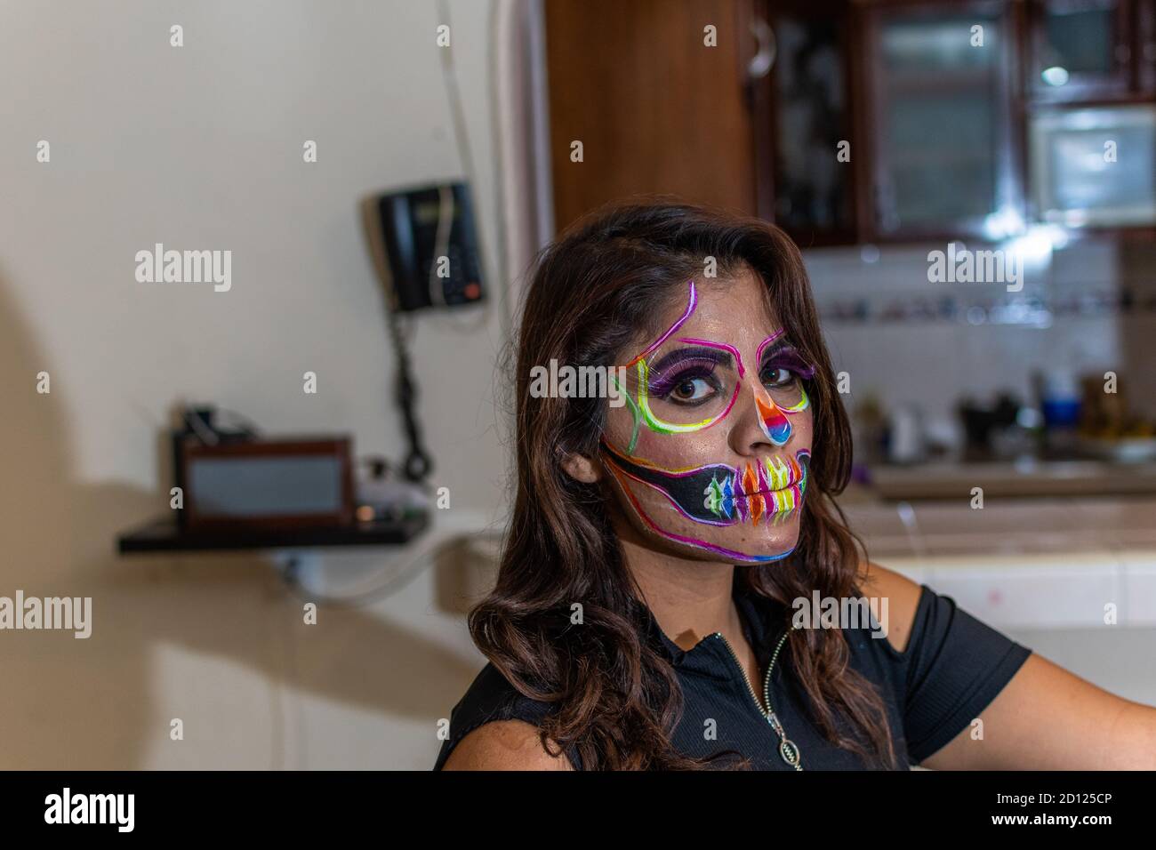 femme mettant le maquillage sur une autre femme pour une partie de le jour des morts Banque D'Images