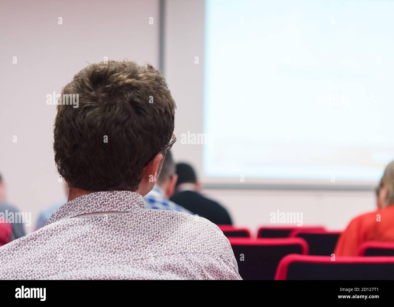 Des jeunes gens qui réussissent lors d'une présentation d'écoute de séminaire sur les données et les affaires. L'entreprise et la réussite concrent. Banque D'Images