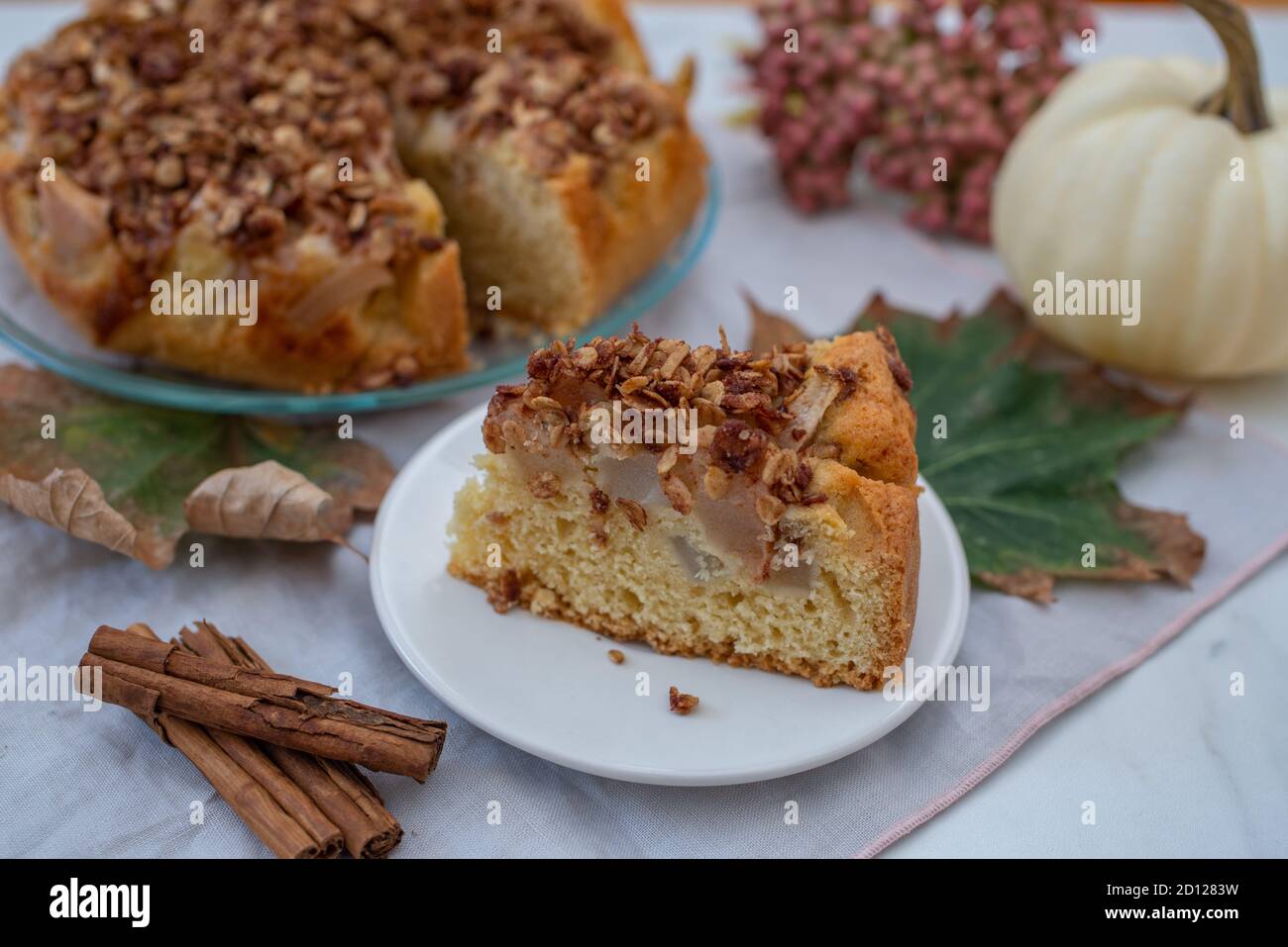 tarte douce à la vanille maison sur une table Banque D'Images