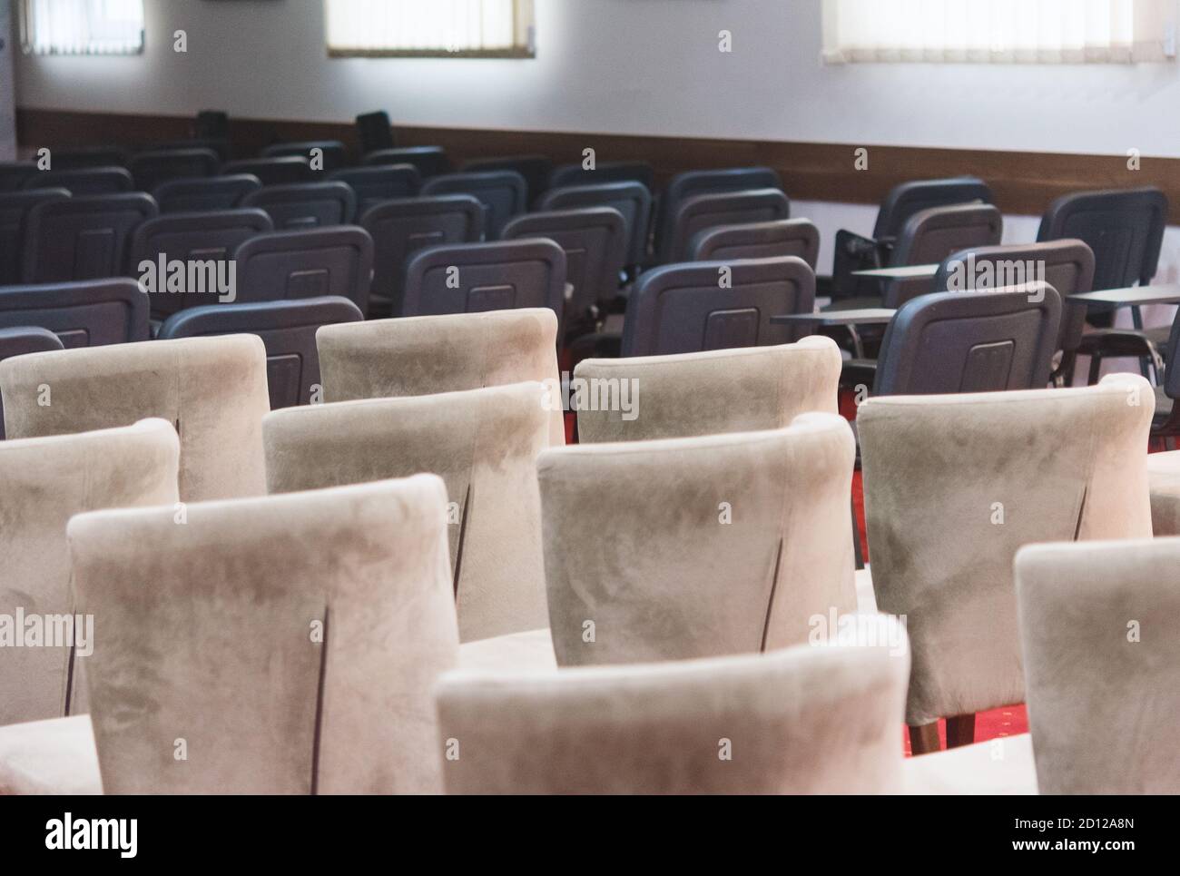 Rangées de chaises marron et noires disposées dans la salle de conférence principale. Banque D'Images