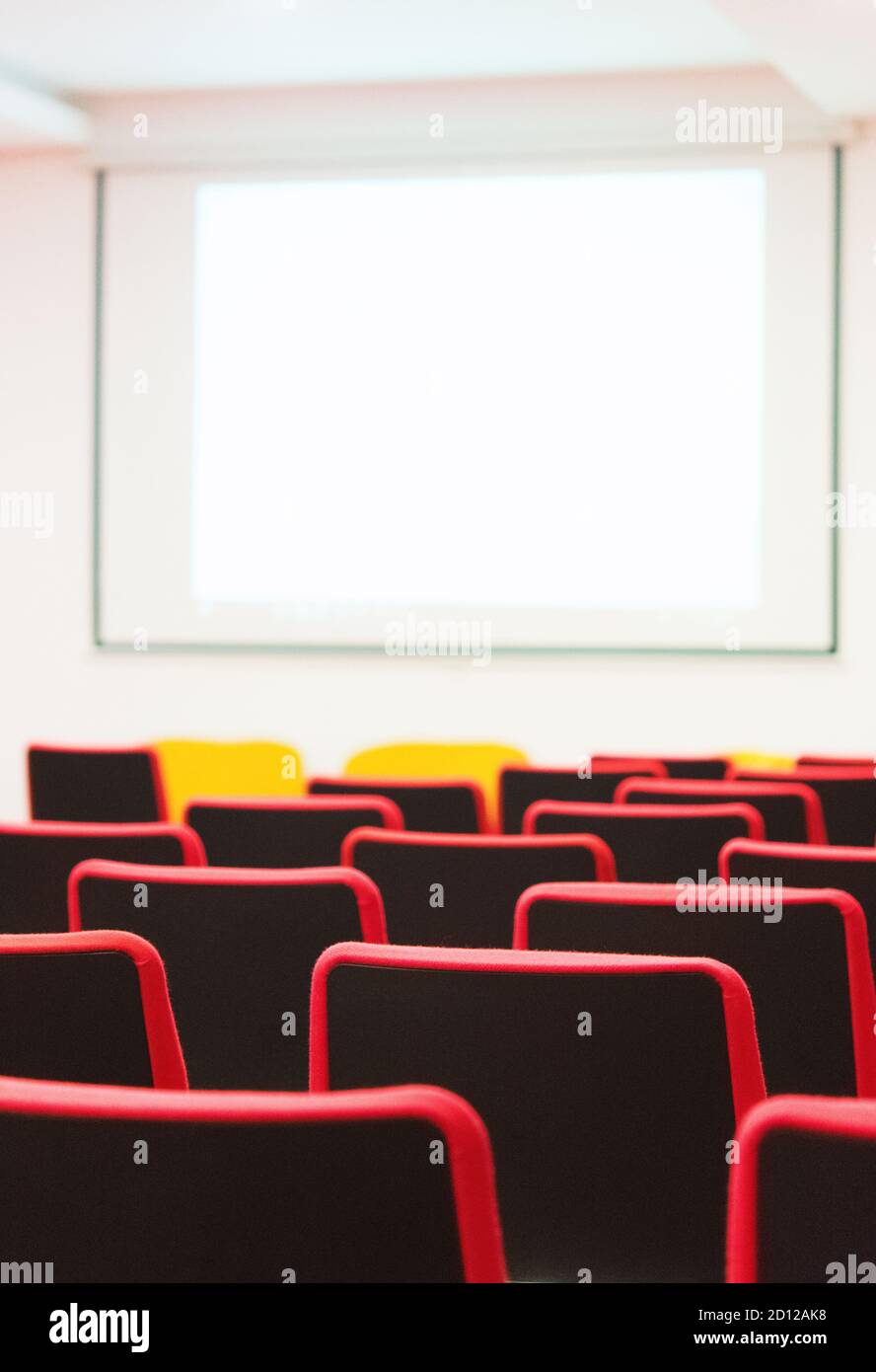Rangées de chaises rouges disposées dans la salle de conférence principale. Banque D'Images