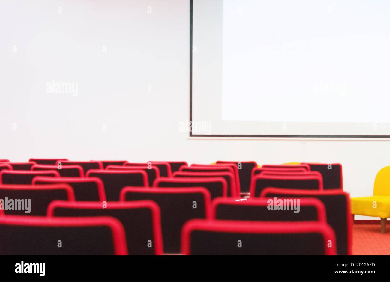 Rangées de chaises rouges disposées dans la salle de conférence principale. Banque D'Images