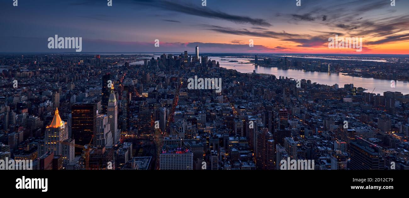 Vue panoramique aérienne d'un coucher de soleil sur la ville de New York au-dessus des gratte-ciels de Manhattan. Paysage urbain de Midtown, Lower Manhattan avec le fleuve Hudson. NYC Banque D'Images