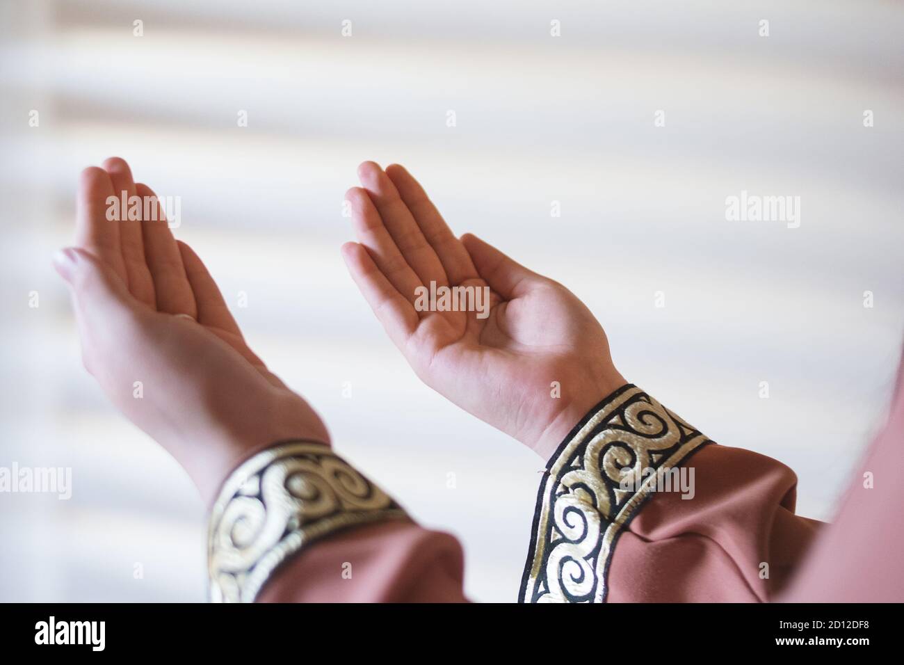 Concept de Dua islamique. Mains de femmes.moments spirituels paisibles. Main levée pour prier à Allah.main du peuple musulman priant avec l'intérieur de la mosquée b Banque D'Images