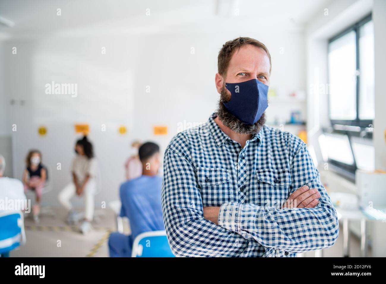 Portrait d'un homme mature avec masque facial en attente, coronavirus, covid-19 et concept de vaccination. Banque D'Images