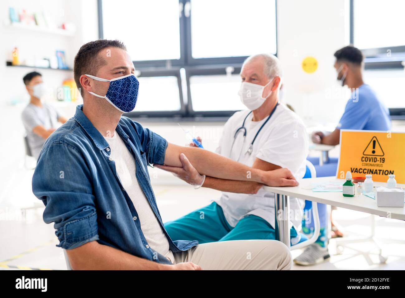 Homme avec masque de visage se vaccine, coronavirus, covid-19 et concept de vaccination. Banque D'Images