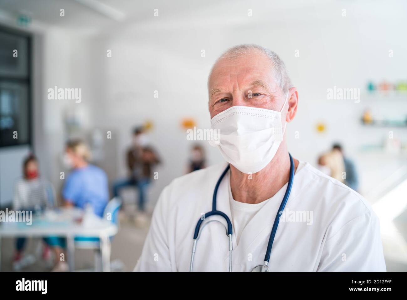 Portrait d'un médecin avec masque facial regardant la caméra, le coronavirus, le covid-19 et le concept de vaccination. Banque D'Images