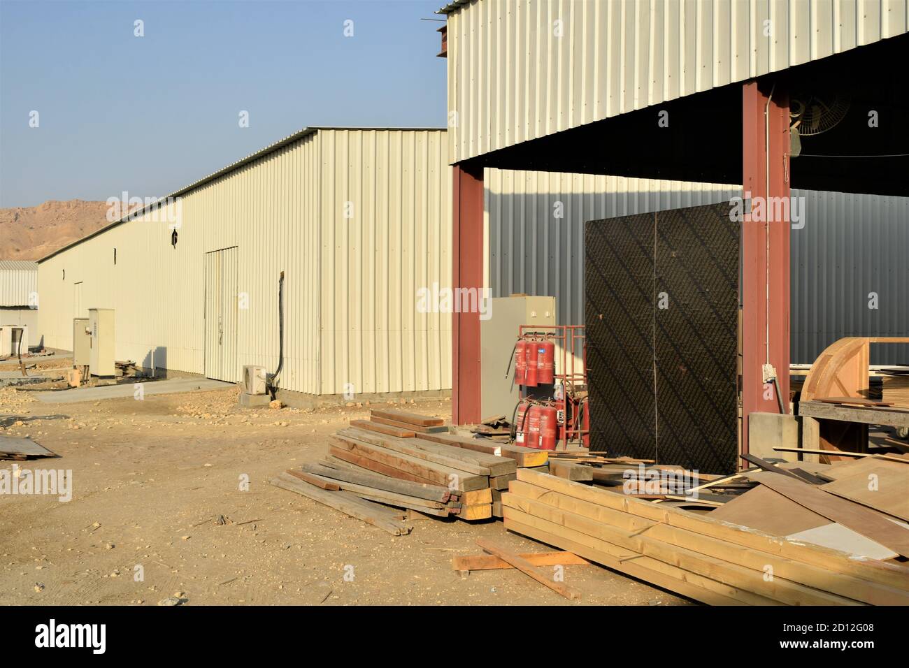 Construction d'entrepôts industriels et vue intérieure et extérieure de la structure de plafond de toit. Muscat, Oman Banque D'Images