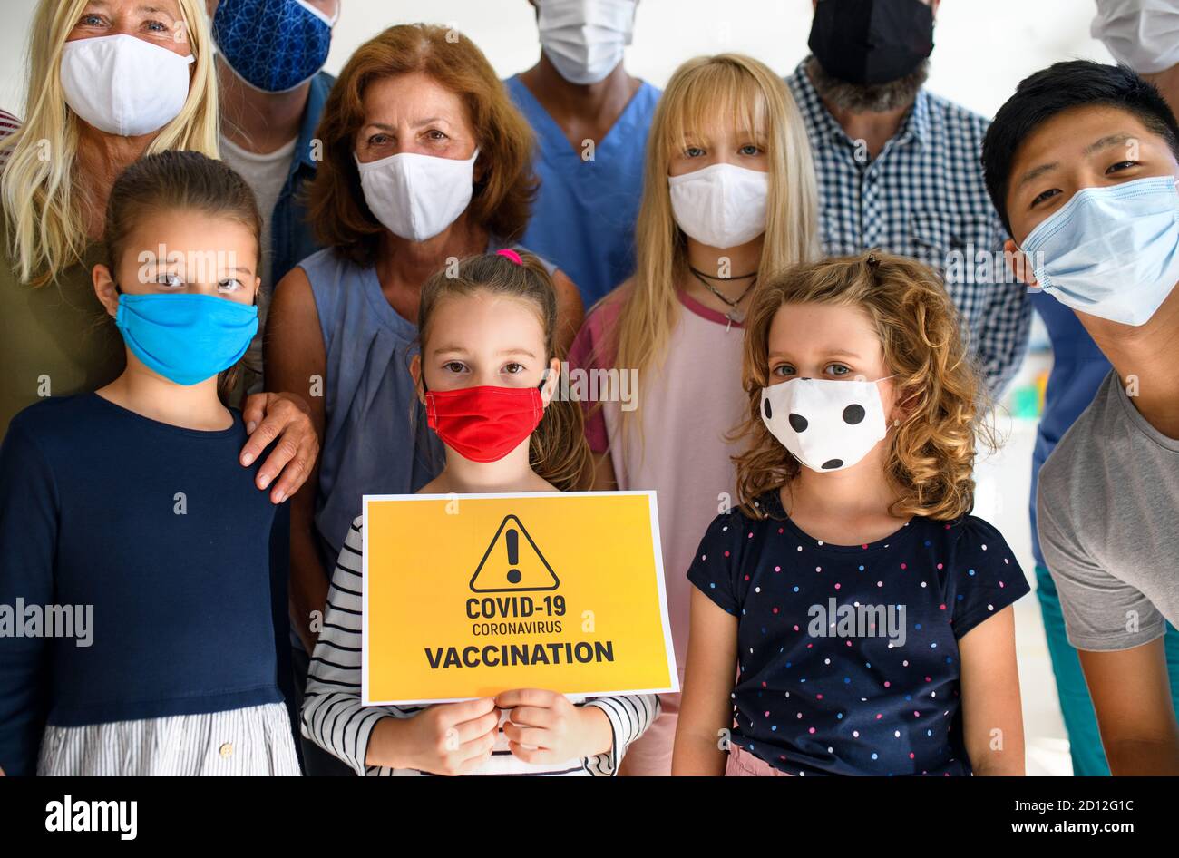 Portrait des jeunes et des personnes âgées avec masques faciaux, coronavirus, covid-19 et concept de vaccination. Banque D'Images