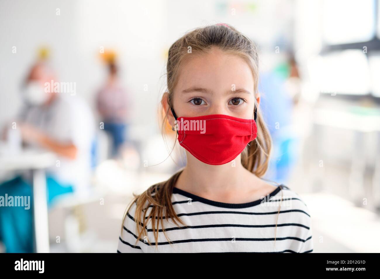 Portrait de l'enfant avec masque facial, coronavirus, covid-19 et concept de vaccination. Banque D'Images