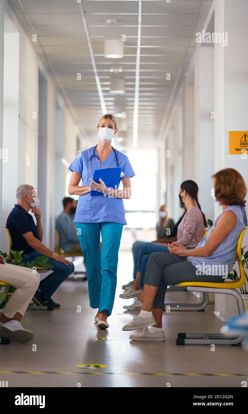 Portrait de l'infirmière et des personnes avec des masques faciaux, coronavirus, covid-19 et concept de vaccination. Banque D'Images
