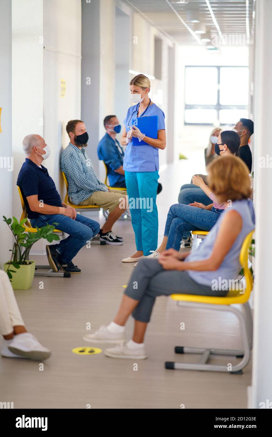 Portrait d'une infirmière avec masques pour parler aux patients, coronavirus, covid-19 et concept de vaccination. Banque D'Images