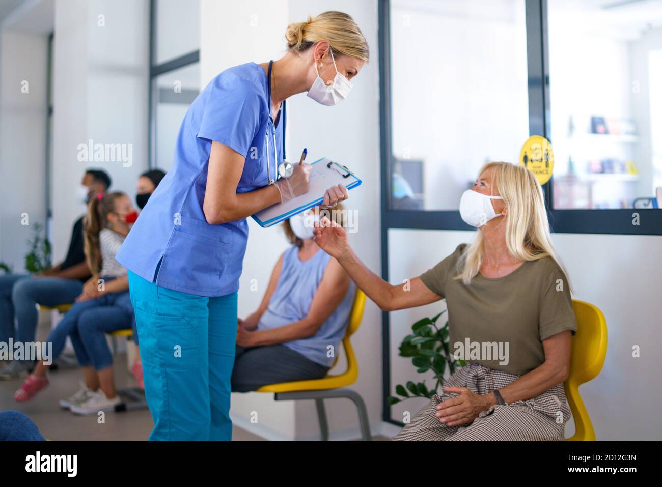 Portrait d'une infirmière avec masques pour parler aux patients, coronavirus, covid-19 et concept de vaccination. Banque D'Images